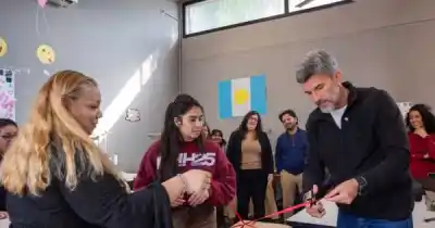 El intendente se sentó a la mesa con las mujeres de un taller textil y dejó una promesa