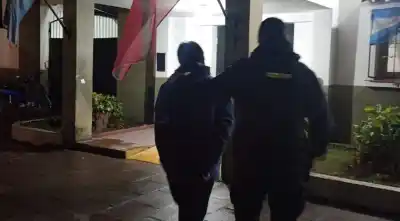 Se escondió en un ropero para escapar de la Policía: el insólito hallazgo que encontraron en su poder