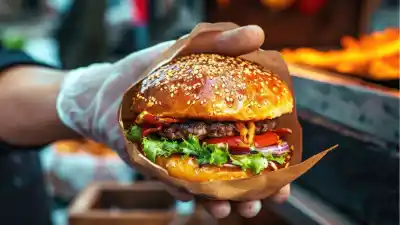 El dólar que debería regir según la Big Mac y el nuevo puesto argentino en el ranking mundial