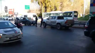 Impactante choque en plena hora pico: el trompo de la camioneta que dejó a todos helados