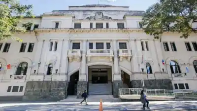 Intentó matar a su ex con un arma que se trabó y la apuñaló: el atacante quedó detenido