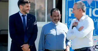 Pullaro y Javkin recorrieron la escuela de las Hermanas Jordán junto al padre Ignacio en Empalme Graneros