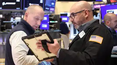 Mercados en rojo: El riesgo país vuelve a superar una barrera clave y el dólar no da tregua