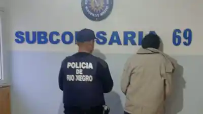 Con un hierro en la mano intentó entrar a la casa de su ex y la policía lo detuvo en Roca