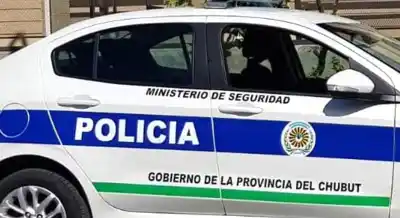 Hallan un auto robado abandonado en Comodoro: estaba sin ruedas y con serios daños