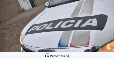 Caucete: un patrullero terminó con el parabrisas destrozado en medio de una pelea vecinal
