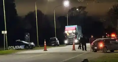Escapó tras atropellar a un policía en un control de ruta: la víctima perdió mucha sangre