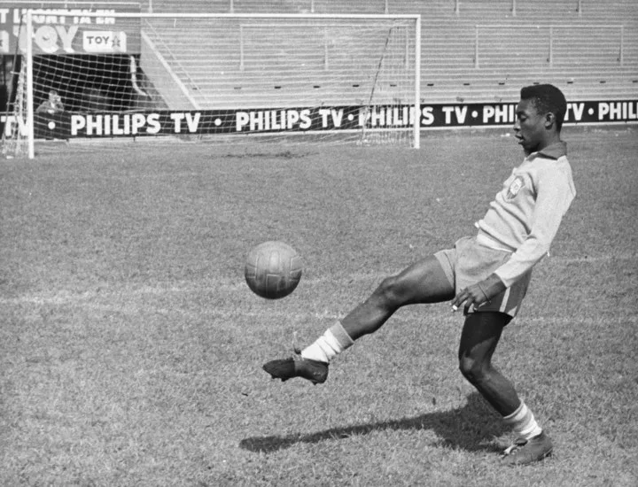 Pelé en un entrenamiento de Brasil durante el Mundial de 1958. (Xinhua)