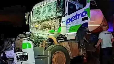 Impactante choque en la Ruta 14: un camión quedó destrozado y el conductor atrapado