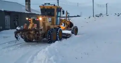 Nieve en Santa Cruz: el operativo que mantiene abiertas las rutas y asegura la llegada a una escuela