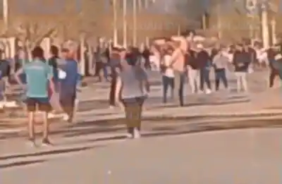 Atacaron a pedradas a la policía en Caucete: un efectivo herido y un patrullero destruido