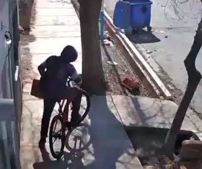 Golpeó la puerta, verificó que no había nadie y robó herramientas: el insólito escape en bicicleta que quedó en video