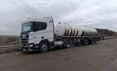 Un camión perdió ácido corrosivo en plena ruta y el tránsito estuvo cortado por horas