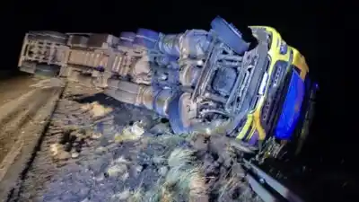Un camión volcó en Las Lajas y el caos en la Ruta 242 puso en jaque el operativo hacia Pino Hachado