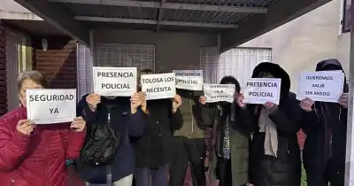 Tolosa en alerta: vecinos se movilizaron bajo la lluvia y lanzaron un duro reclamo