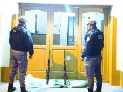 Dos hombres terminaron detenidos en un control: llevaban un arsenal en el baúl