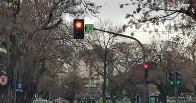 Alerta en 12 y 40: el semáforo que enloqueció y tiene a los conductores al borde del accidente