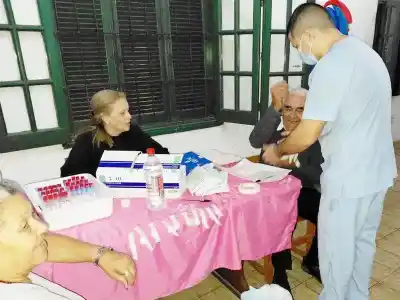 El operativo sanitario que acercó los análisis de sangre a los adultos mayores de San Juan Bautista