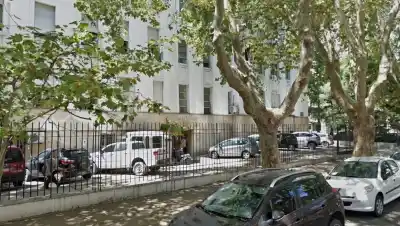 Un acusado de abuso infantil se arrojó al vacío en tribunales: murió tras una caída desde el cuarto piso