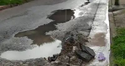 El drama de Villa Elvira: una pérdida de agua destruye la calle 6 y 79 y los vecinos ya no saben a quién recurrir