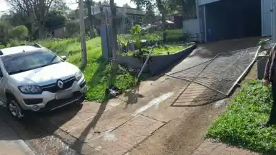 Olvidó el freno de mano y su propio auto lo atropelló en Oberá