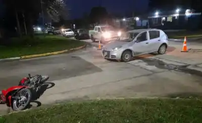 Un motociclista de 18 años terminó con politraumatismos tras un violento choque en Alberdi