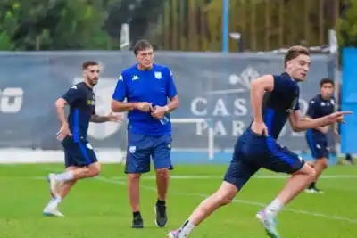 Falcioni ya puso manos a la obra: el primer gesto del “Emperador” que marcó la nueva era en Atlético