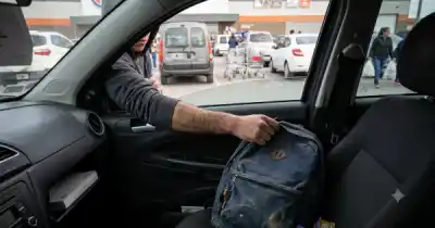 Le robaron la mochila en un estacionamiento y en 7 minutos le vaciaron la tarjeta en el casino: el insólito detalle que sorprendió a la policía
