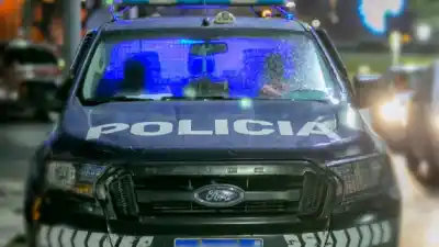 Un sospechoso con un extenso prontuario fue atrapado en plena madrugada: llevaba dos televisores robados