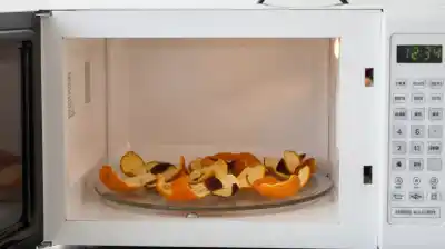 El truco viral que revoluciona la limpieza del microondas y que tenés en tu cocina
