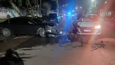 Impactante choque en Posadas: una mujer terminó hospitalizada tras el fuerte golpe
