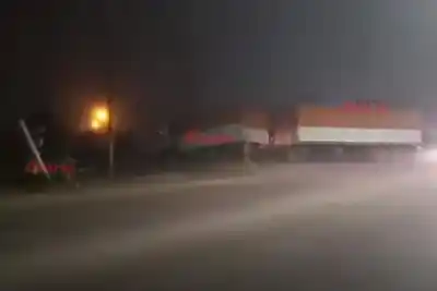 Impacto contra un tren en La Banda: tres jóvenes terminaron hospitalizados