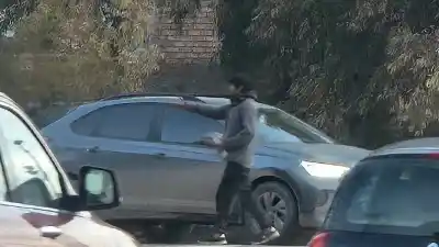 Regresaron los trapitos a la Ruta 7 y ya hay denuncias por incidentes: uno se tiró sobre el asfalto