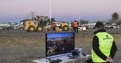 Retiran una estructura sobre el Acceso Este y piden circular con precaución