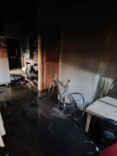 Una abuela en silla de ruedas quedó atrapada en el incendio de su casa: el origen del fuego dejó a todos en shock