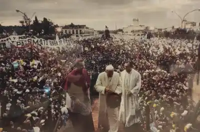 El Papa que eligió un colectivo: el insólito viaje de Juan Pablo II que Luján revive tras 44 años