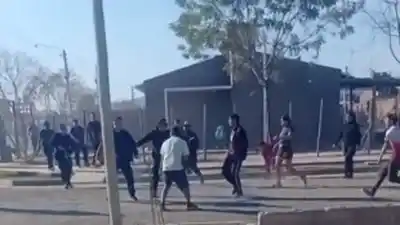 Tensión en Caucete: una pelea entre vecinos terminó con un patrullero destrozado y el GERAS en la calle