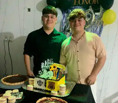 Mellizos santiagueños celebran su cumpleaños con una torta que divide a dos históricos rivales