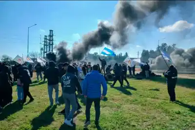 Sin acuerdo: 100 trabajadores de Unionbat mantienen el acampe y esperan cobrar lo que les deben