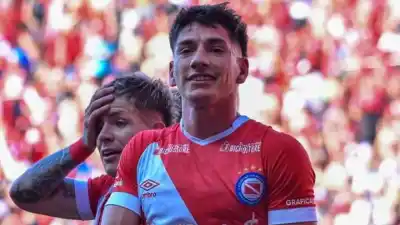 El zaguero sanjuanino que Boca tiene en la mira y que Argentinos cotiza en millones