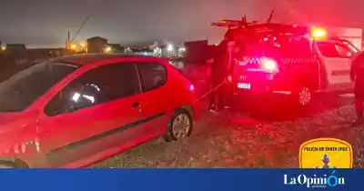 El Peugeot que el barro se negaba a soltar: el operativo que lo liberó en Río Gallegos