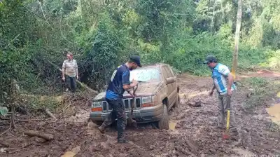 Solo contra el barro: el maestro que arriesga todo para llegar a sus 15 alumnos en la selva misionera