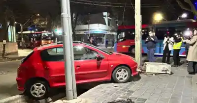 Un Peugeot terminó sobre la vereda y derribó un poste eléctrico en pleno microcentro