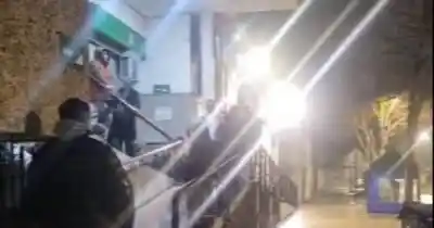 Bajo la lluvia y desde la madrugada: la odisea de los vecinos de La Plata para conseguir un turno en el Hospital Rossi