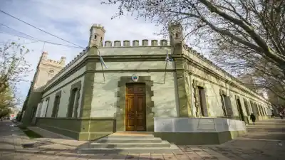 Certificados truchos con firma de un médico que vivía en Europa: así descubrieron el fraude de una empleada estatal en Neuquén