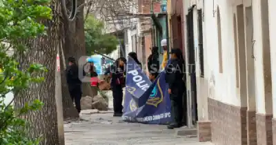Misterio en barrio Hernando de Lerma: hallaron un joven sin vida y buscan identificar su identidad