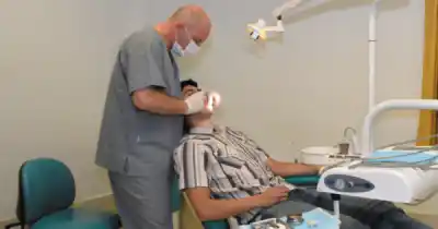 Rechazaron el reclamo de una odontóloga por igualar su sueldo al de los médicos: ¿qué dice la Ley 9539?