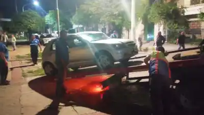 Veredas tomadas en pleno centro: la denuncia vecinal que terminó con un auto en el corralón