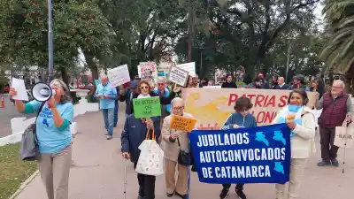 Jubilados de Catamarca copan la Plaza 25 de Mayo: el reclamo que incomoda al Gobierno