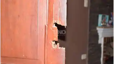 Dormía con su familia cuando cuatro ladrones entraron a su casa: el jefe policial respondió a los tiros